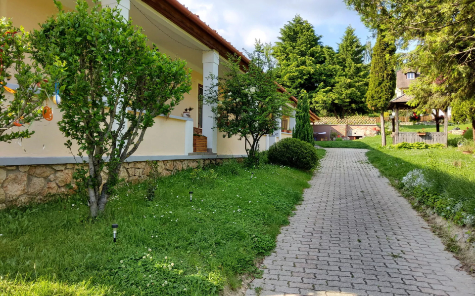 VÁR-LAK PORTA - Csókakő